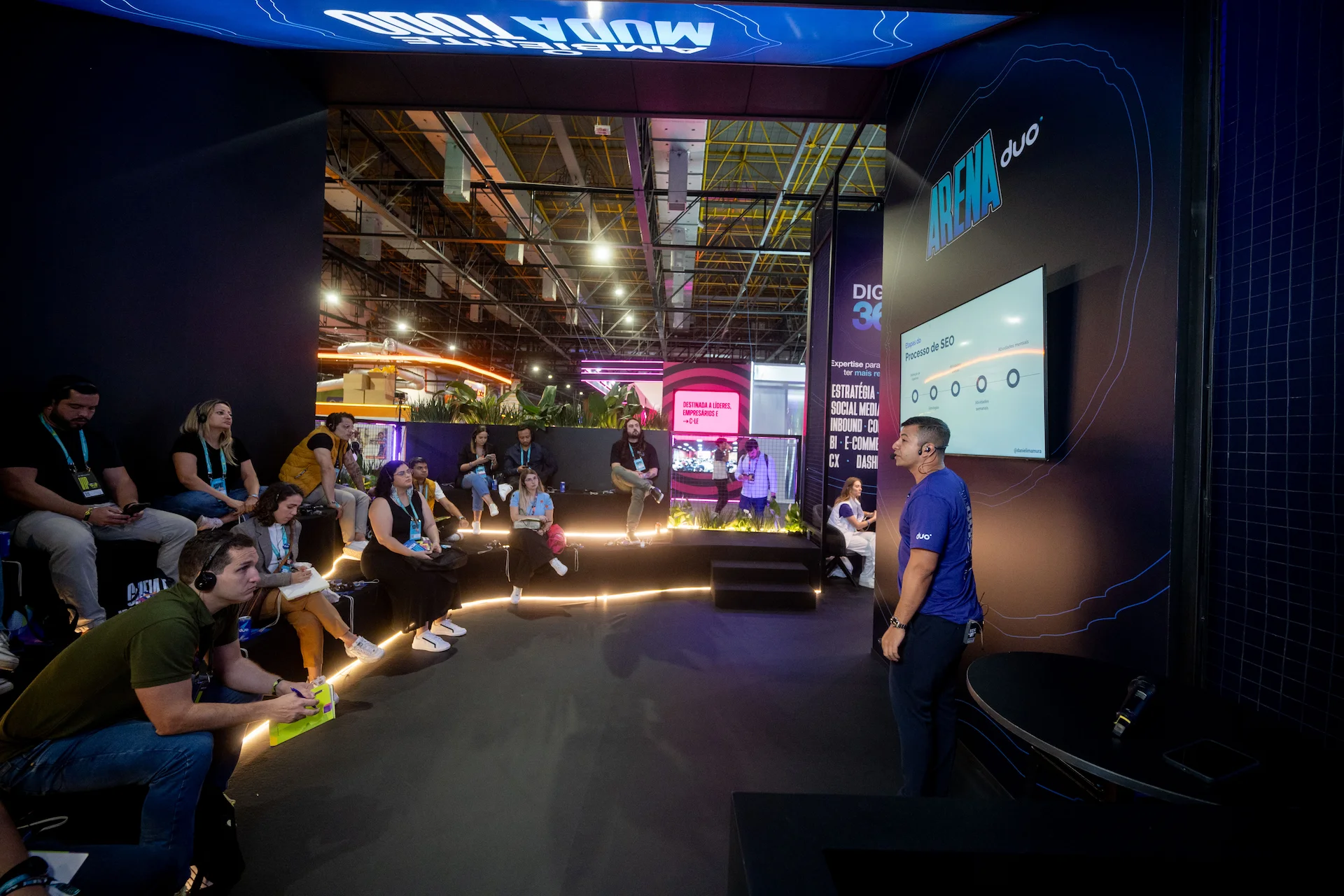 Palestra do Daniel Imamura em um stand do RD Station 2024