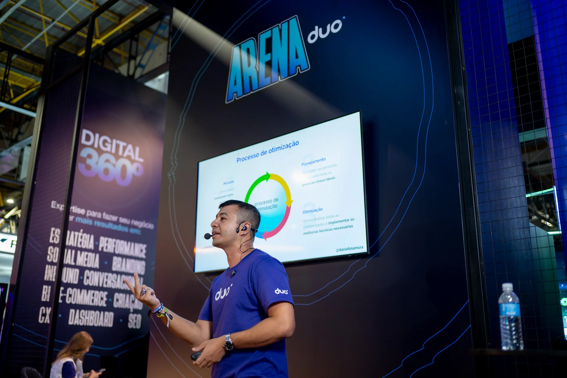 Daniel Imamura dando uma palestra no RD Station 2024