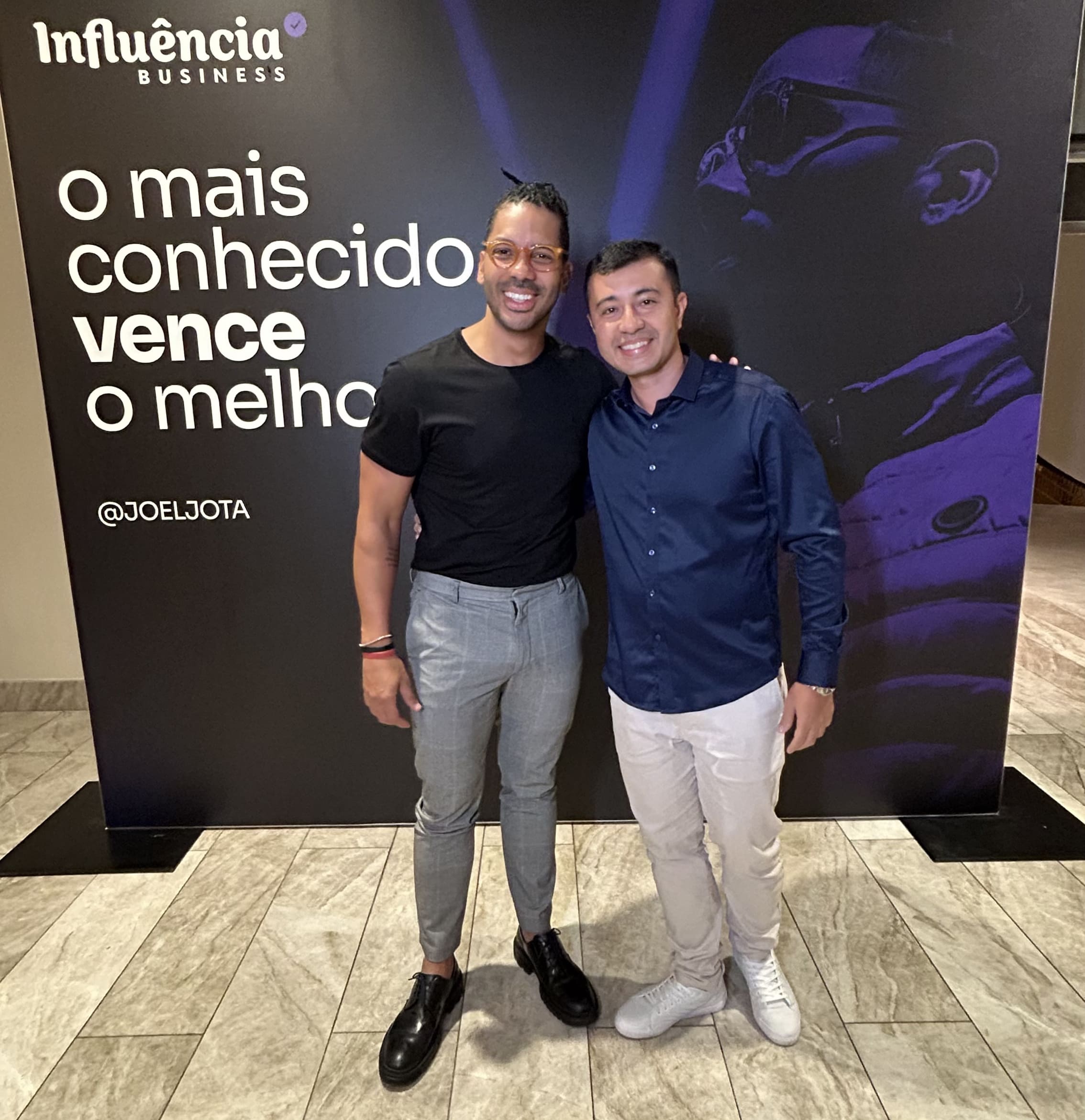 Daniel Imamura ao lado do Joel Jota