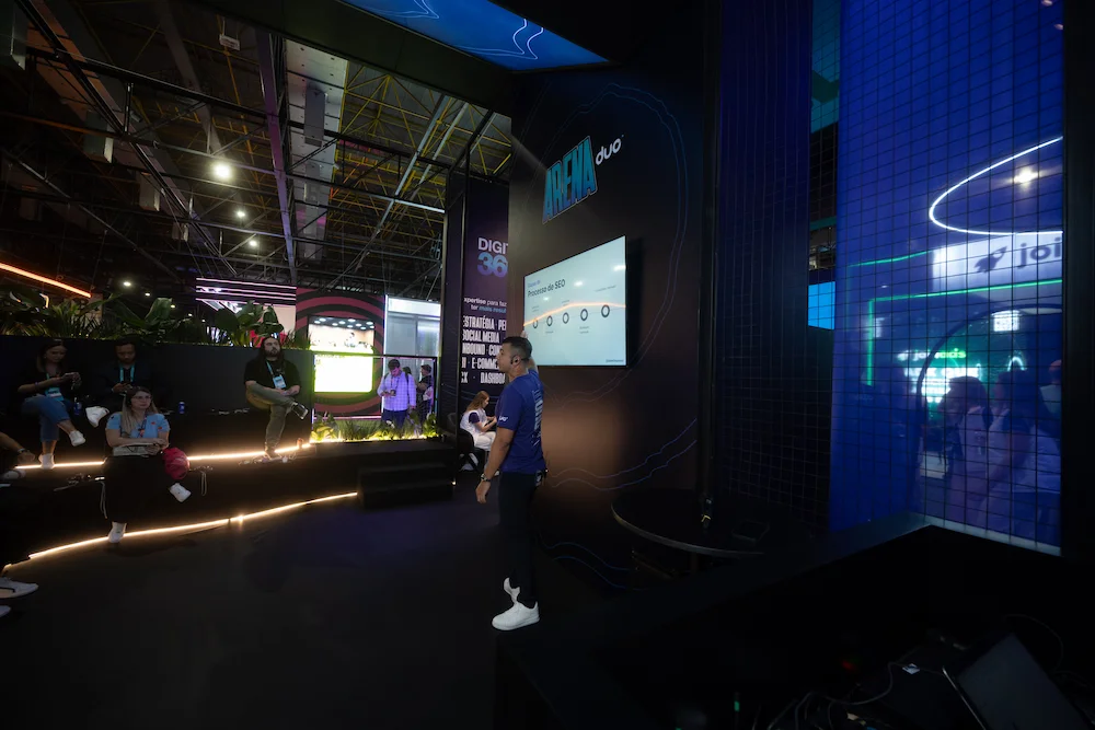 Daniel Imamura palestrando em evento da RD Station sobre estratégias de SEO.