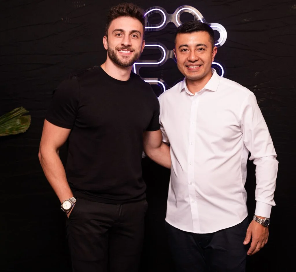 Foto de Daniel Imamura ao lado de João Brognoli durante evento de marketing digital.