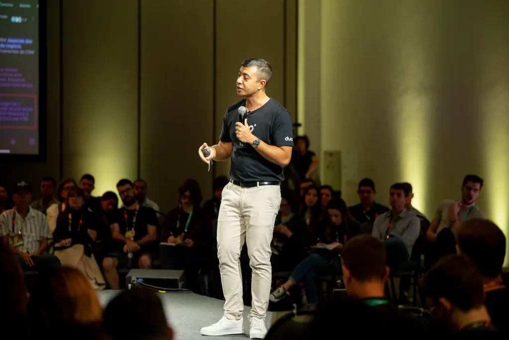 Foto de Daniel Imamura em Portugal, durante evento internacional de marketing digital.